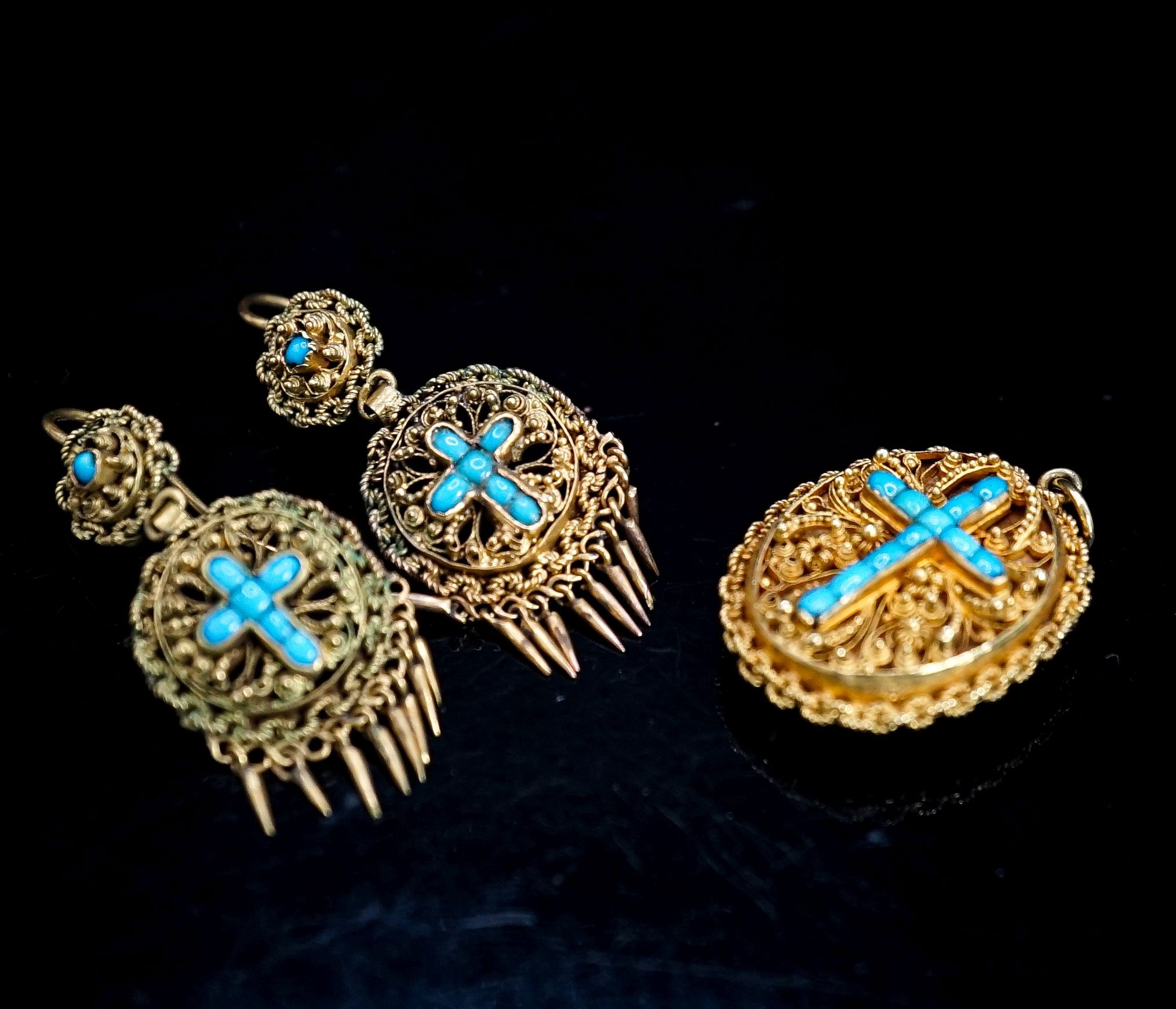 A Victorian yellow metal and turquoise set oval memorial pendant, 24mm, gross 7.5 grams and a pair of similar gilt metal tassel drop earrings.